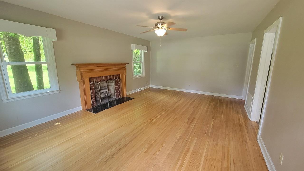 103 Roberts Dr #1 - Photo 3 of 11