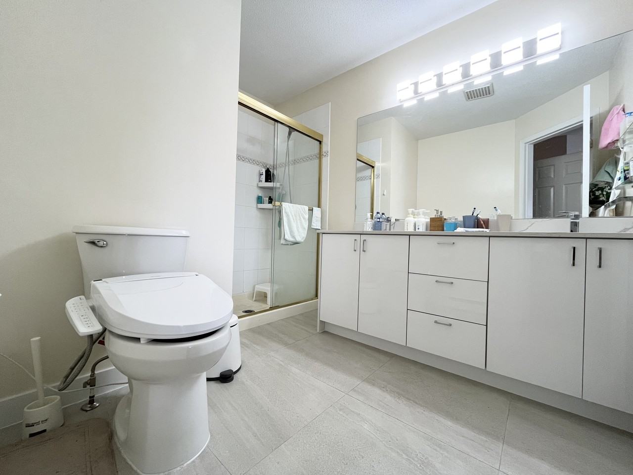 5298 Oakmount Crescent - Photo 2 of 10