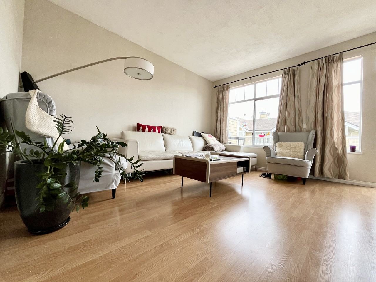 5298 Oakmount Crescent - Photo 7 of 10