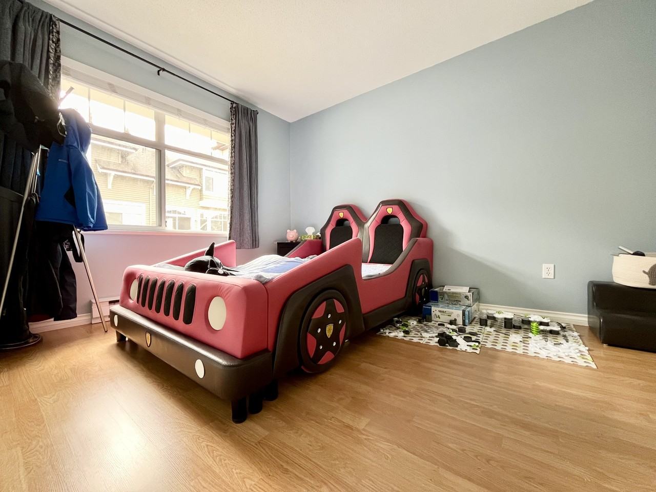 5298 Oakmount Crescent - Photo 3 of 10