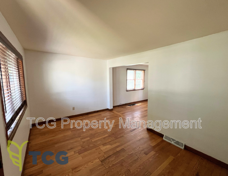 823 Pine St - Photo 2 of 11