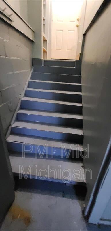 1067 Charles Ave - Photo 3 of 9