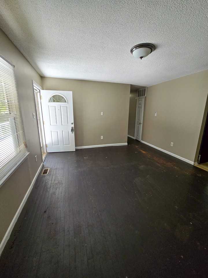 2820 Sylvester St - Photo 3 of 47
