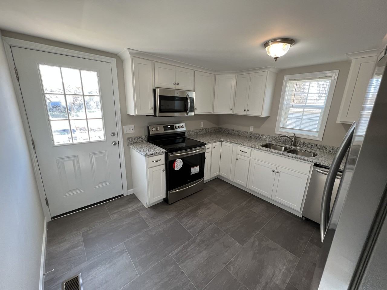 700 S Mccrary St - Photo 3 of 13