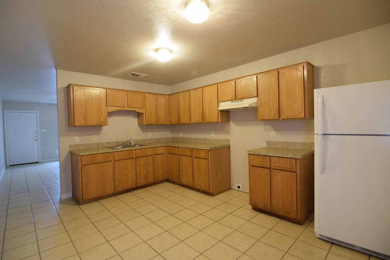 2508 Hancock Dr - Photo 4 of 11