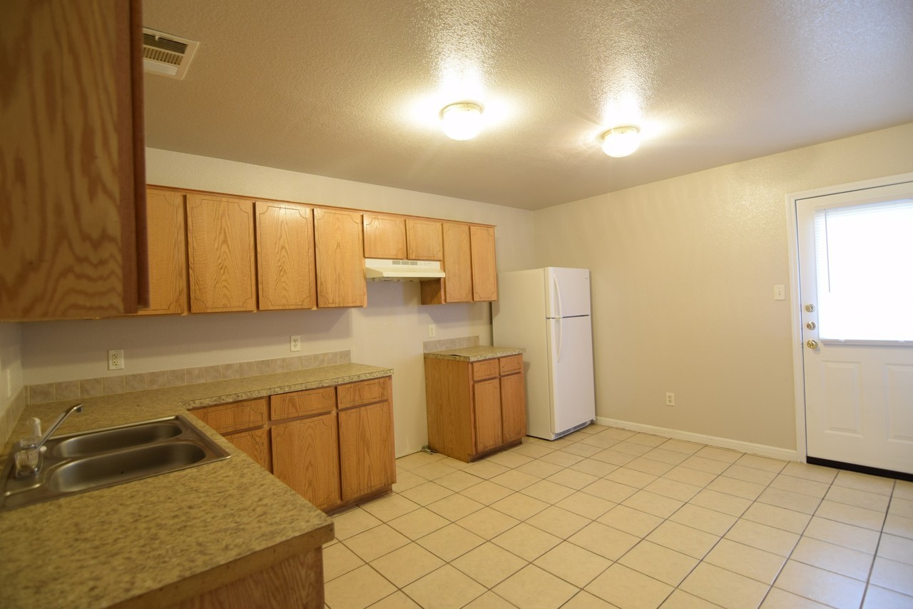 2508 Hancock Dr - Photo 5 of 11