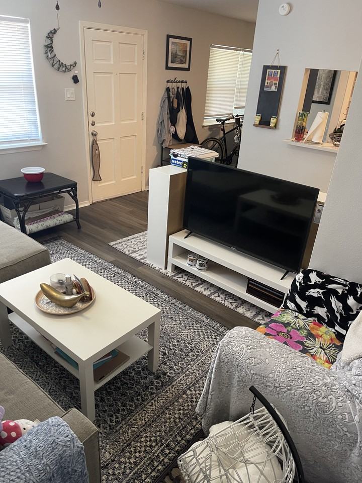 1909 Pecan St #C - Photo 3 of 10