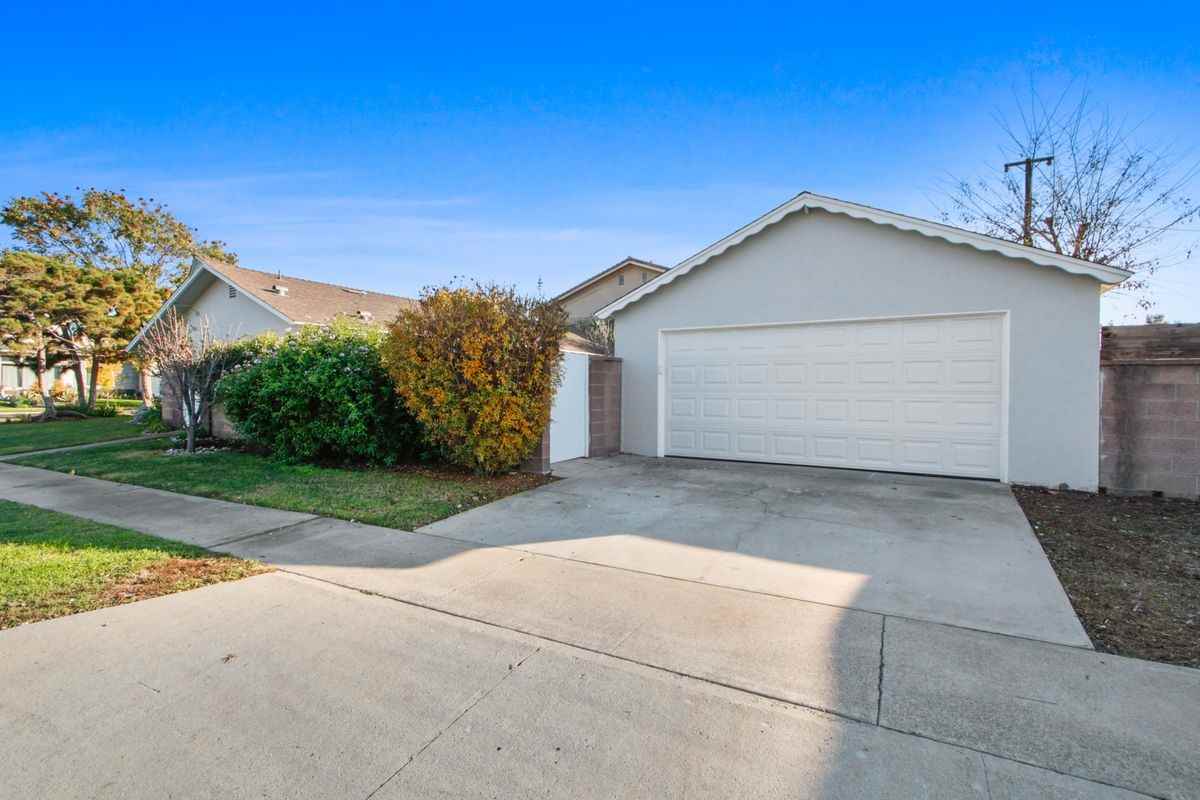 12071 Chianti Dr - Photo 2 of 15
