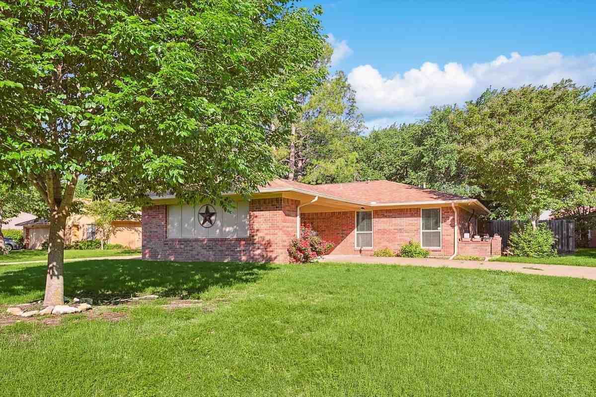 2525 Freedom Ln - Photo 2 of 19