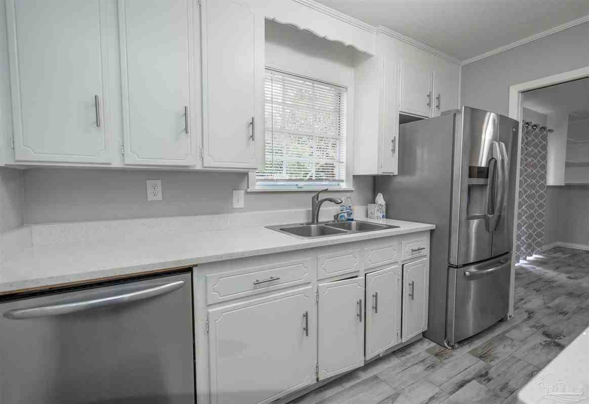 8100 Six Pence Dr - Photo 3 of 23
