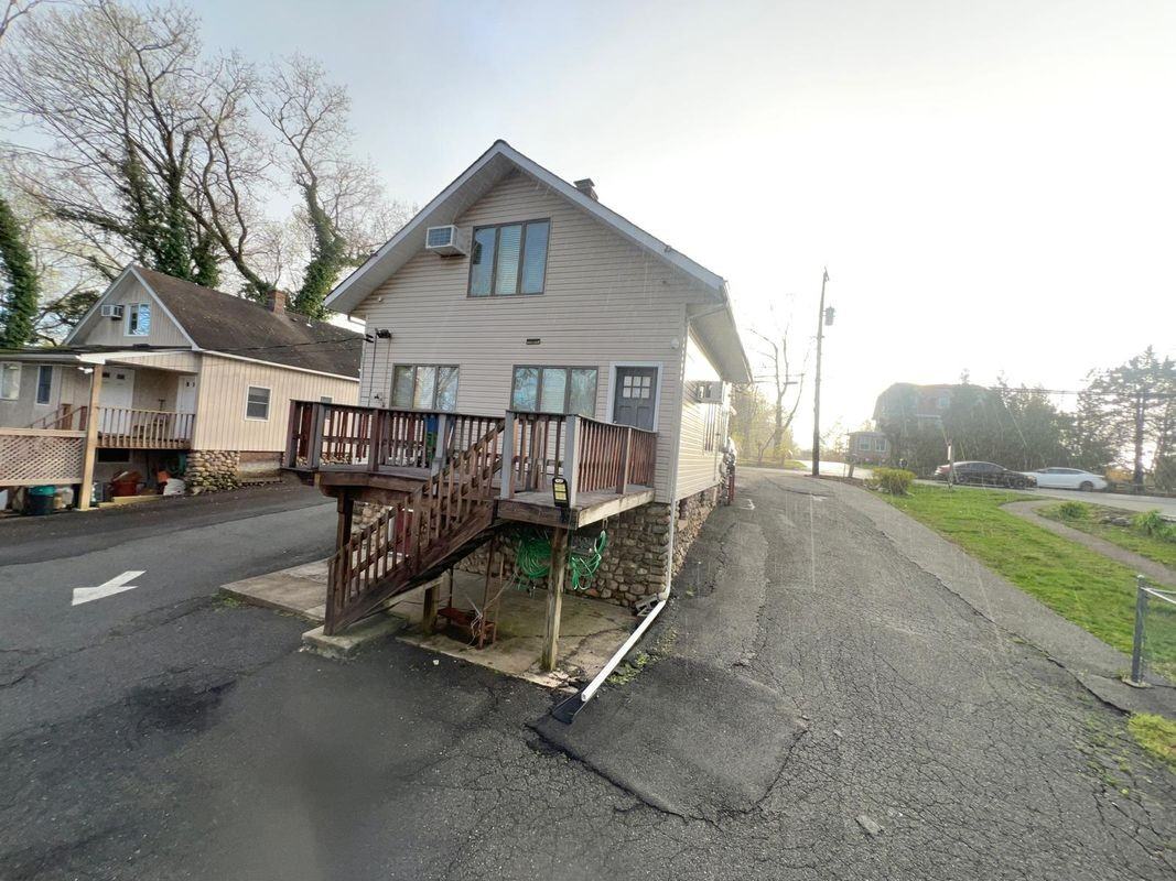 282 N Middletown Rd - Photo 2 of 18