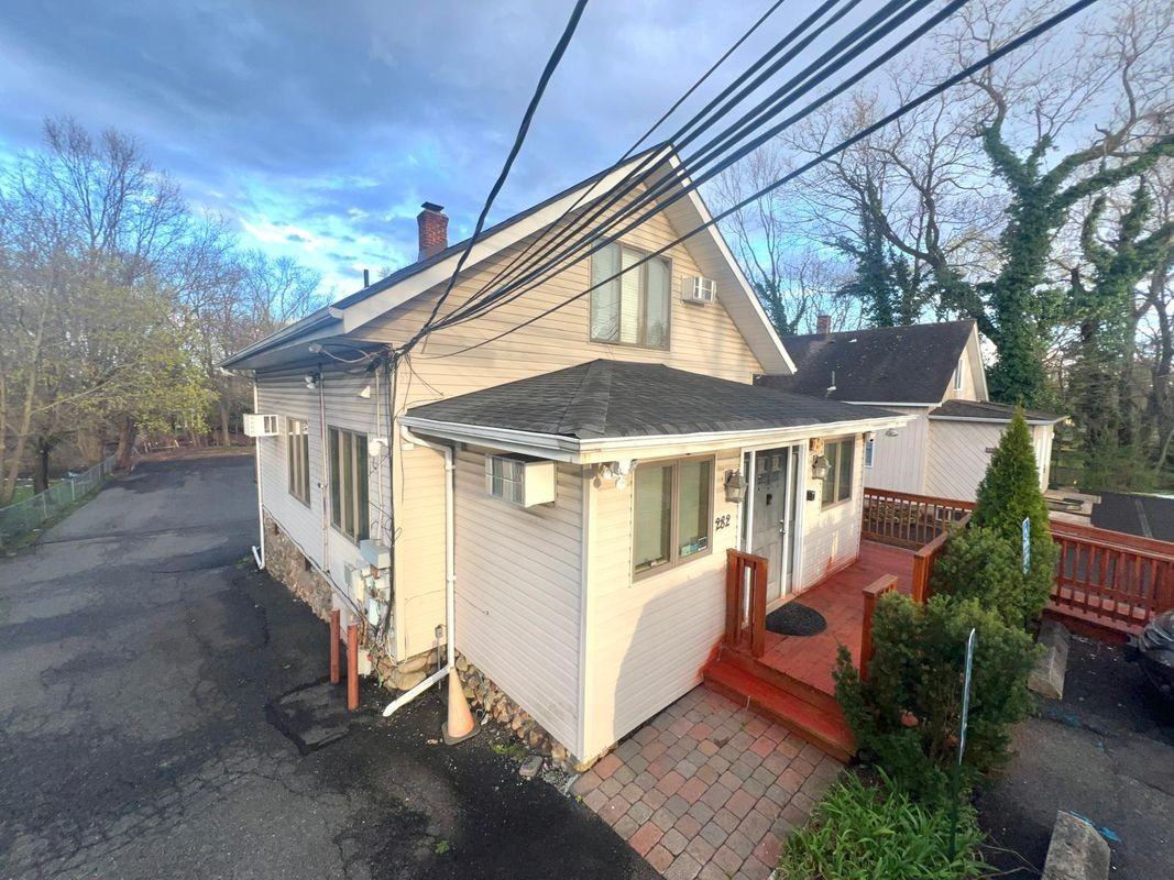 282 N Middletown Rd - Photo 3 of 18
