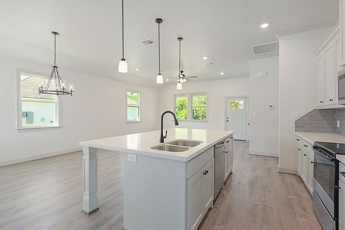 1114 E 25th St - Photo 3 of 10