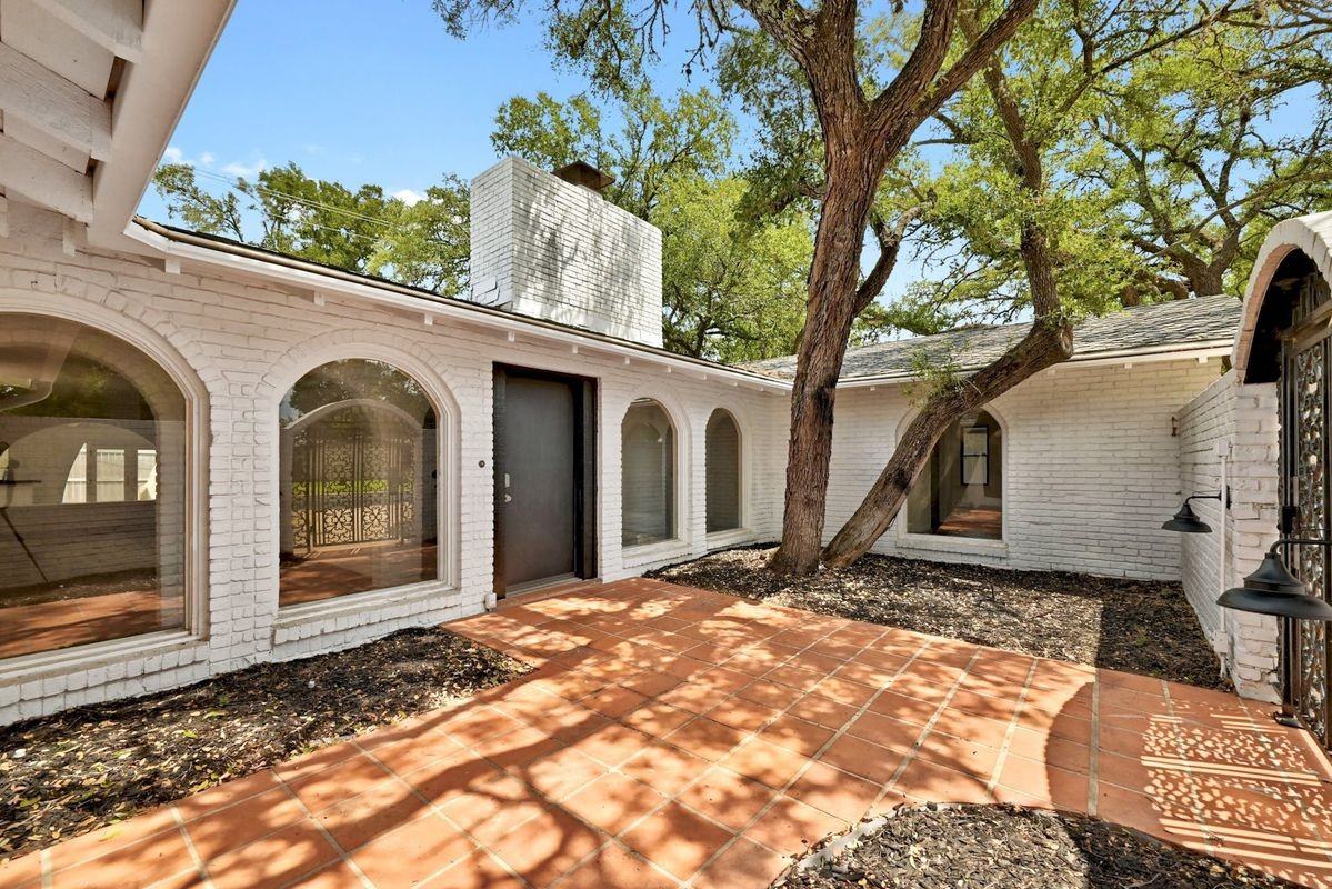 4202 N Hills Dr - Photo 2 of 6