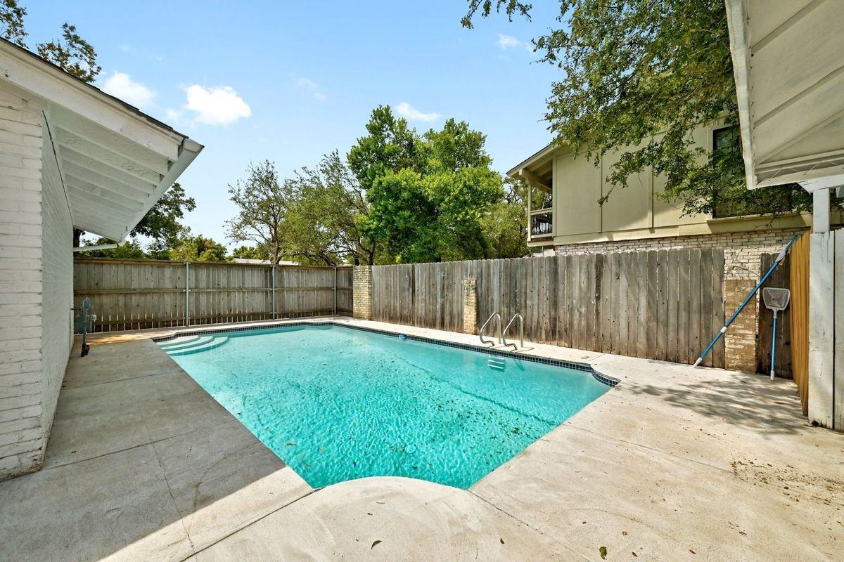 4202 N Hills Dr - Photo 3 of 6