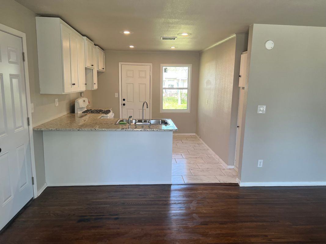 727 E 33rd St N - Photo 3 of 7