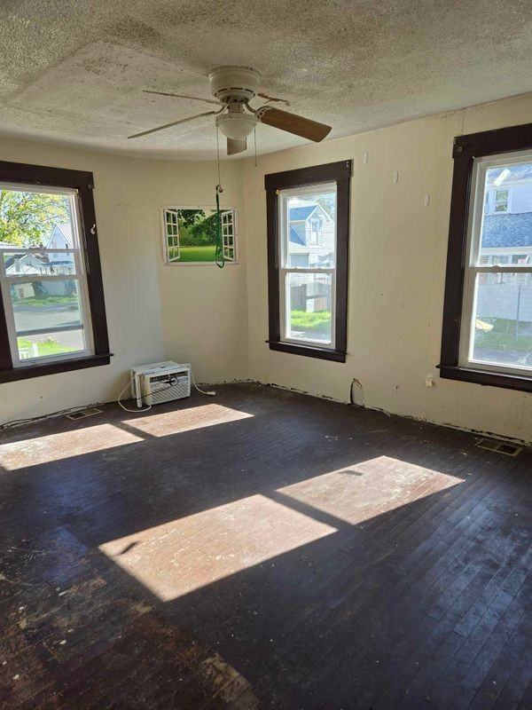 203 Hazelhurst Ave - Photo 2 of 8
