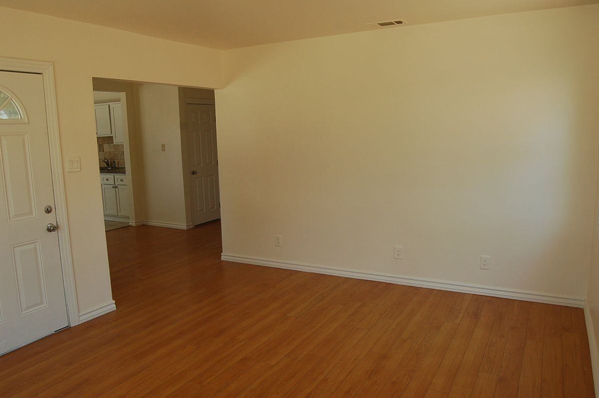 1581 W 20th St - Photo 2 of 21