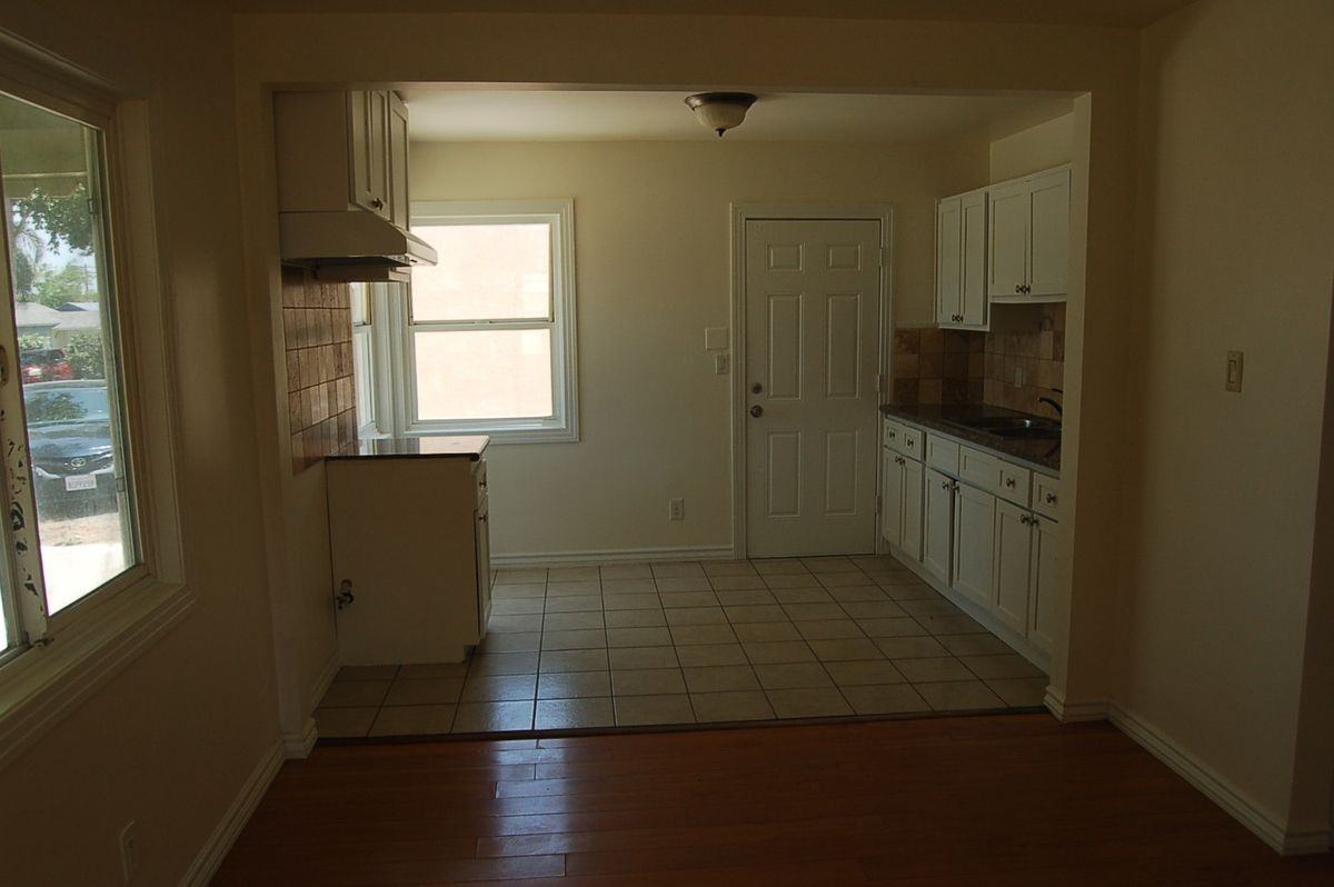 1581 W 20th St - Photo 3 of 21