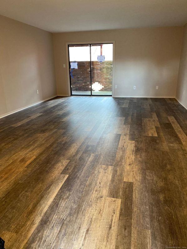 82 Webster Ct - Photo 3 of 16