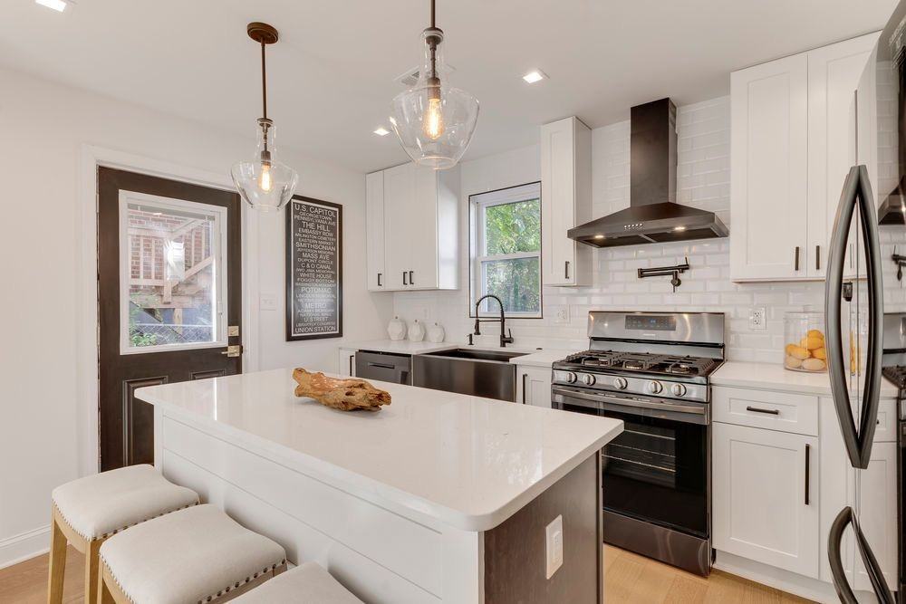 928 52nd St Ne - Photo 2 of 8