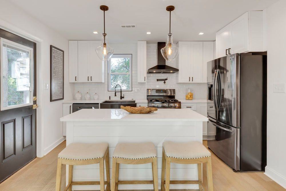 928 52nd St Ne - Photo 3 of 8