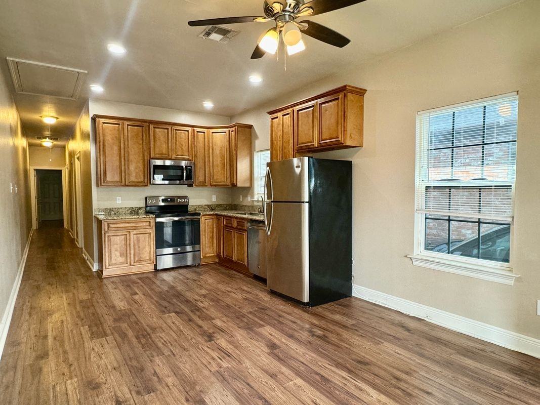 233 Oak Ave - Photo 2 of 8