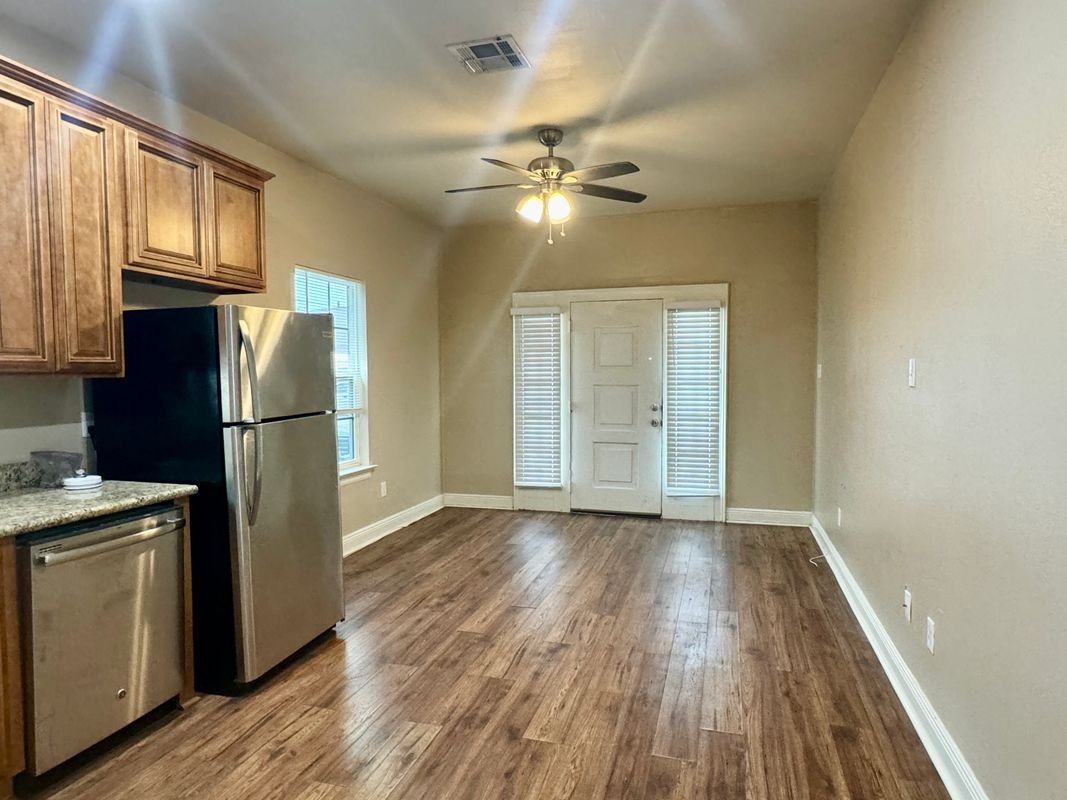 233 Oak Ave - Photo 3 of 8