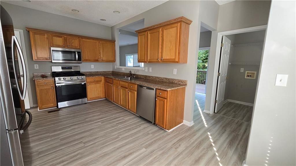 225 Lembeth Ct - Photo 3 of 25