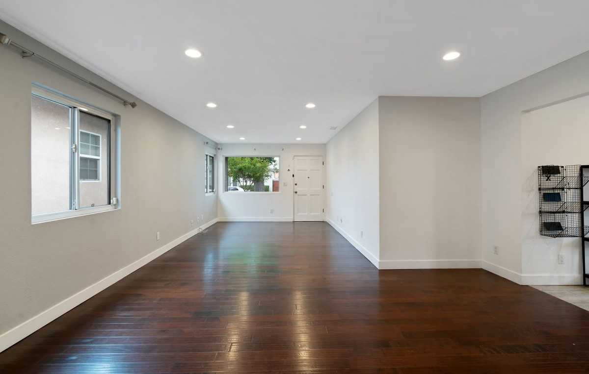 1427 E 55th St - Photo 3 of 25