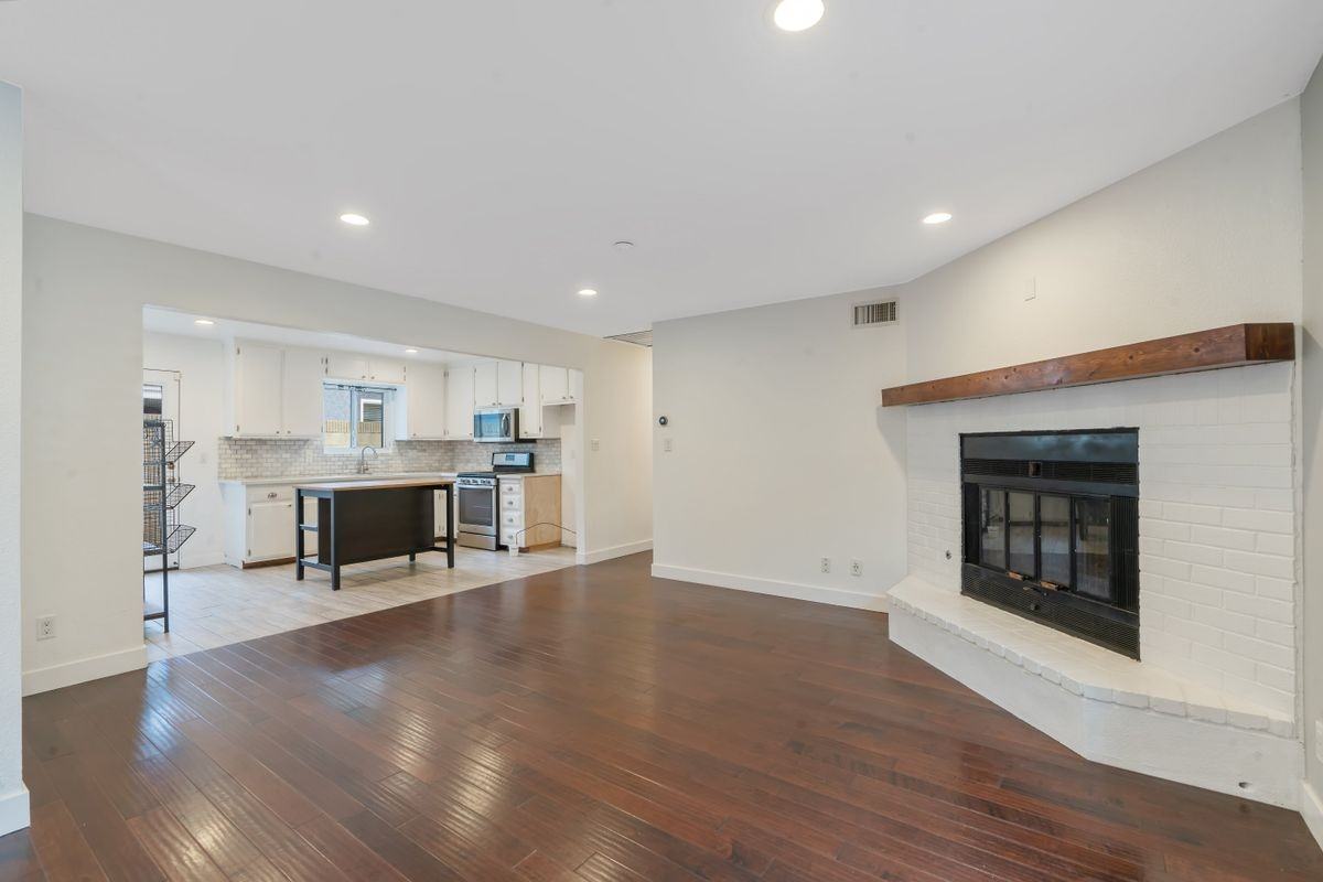 1427 E 55th St - Photo 5 of 25