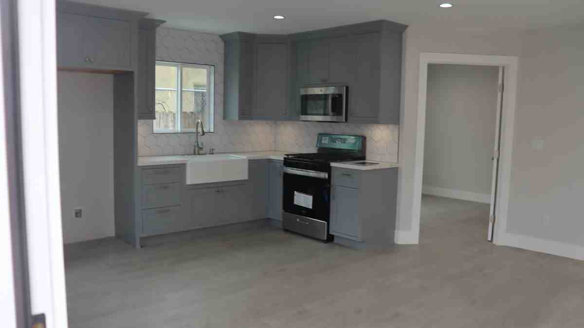 1606 1/2 E 52nd St - Photo 2 of 5