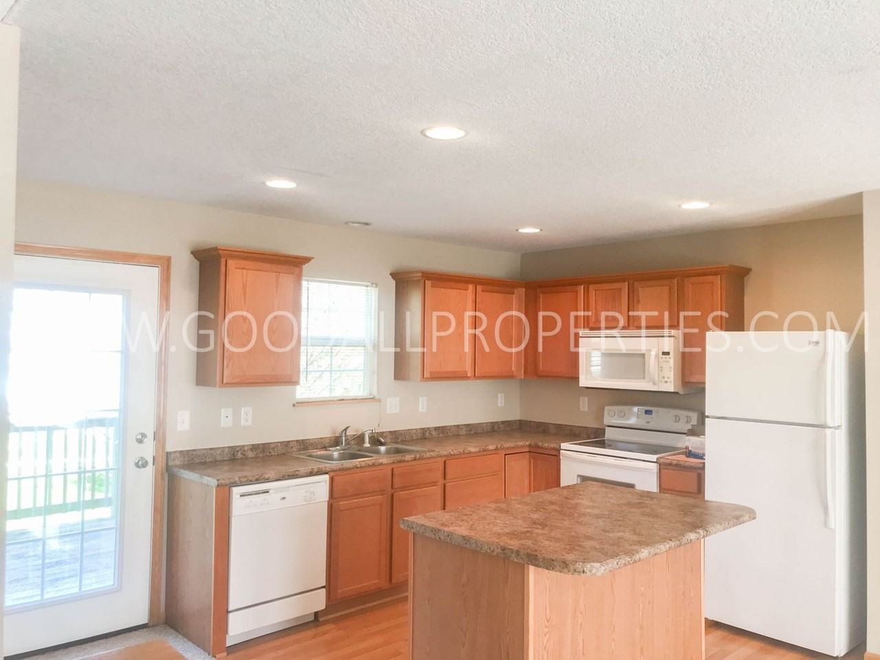 15305 Townsend Ave - Photo 2 of 17