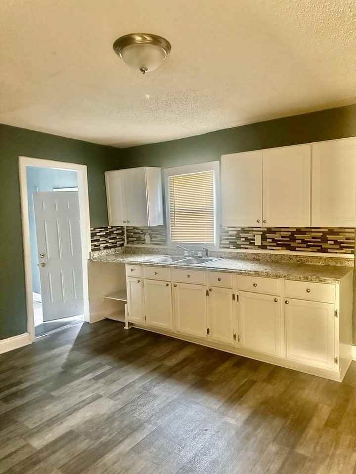 5011 Brooklyn Ave - Photo 4 of 11