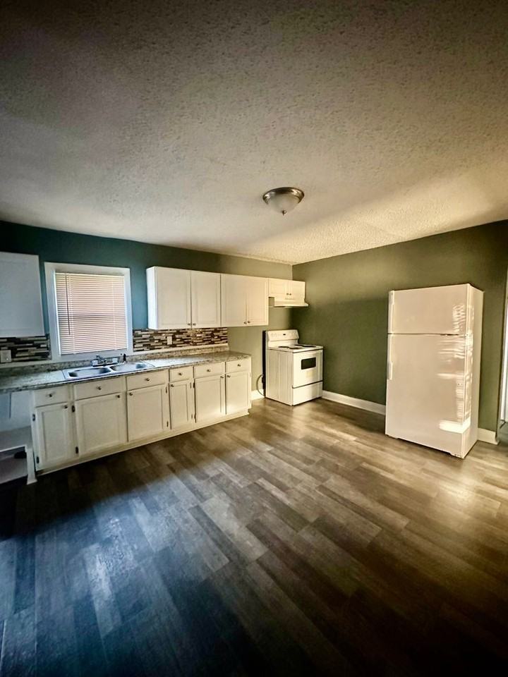 5011 Brooklyn Ave - Photo 5 of 11