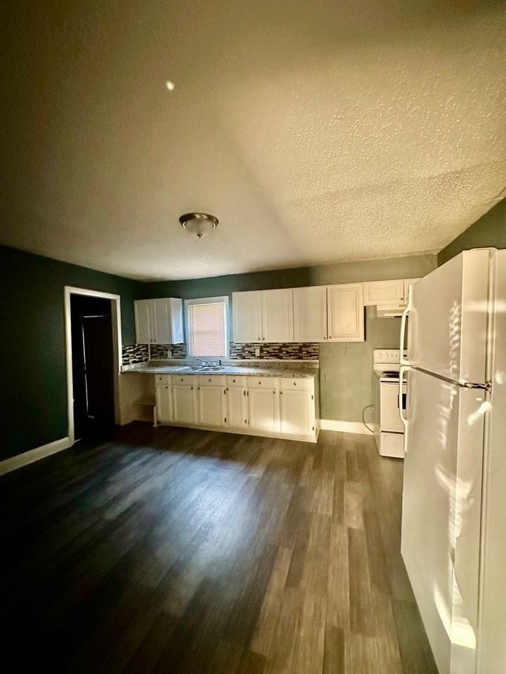 5011 Brooklyn Ave - Photo 6 of 11
