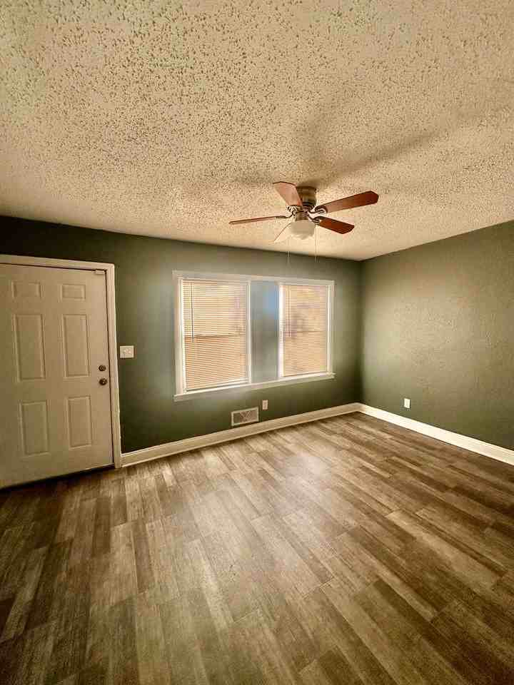 5011 Brooklyn Ave - Photo 7 of 11