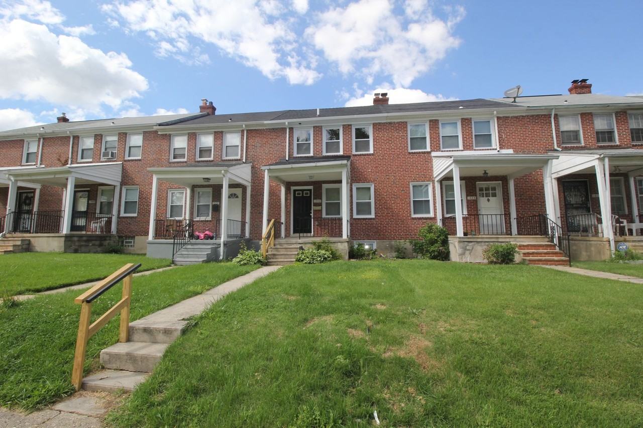 1006 Saint Dunstans Rd - Photo 3 of 6