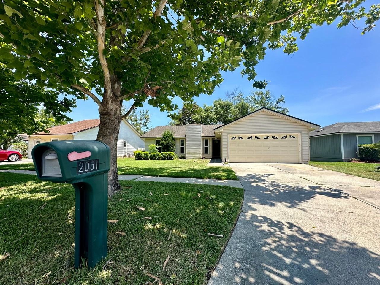 2051 Oak Water Dr - Photo 2 of 44