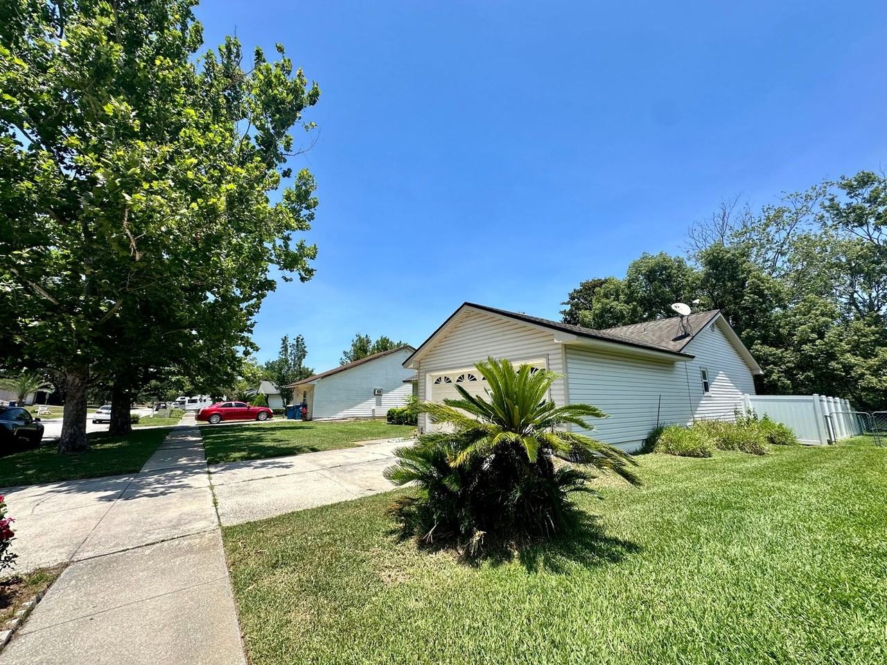 2051 Oak Water Dr - Photo 3 of 44