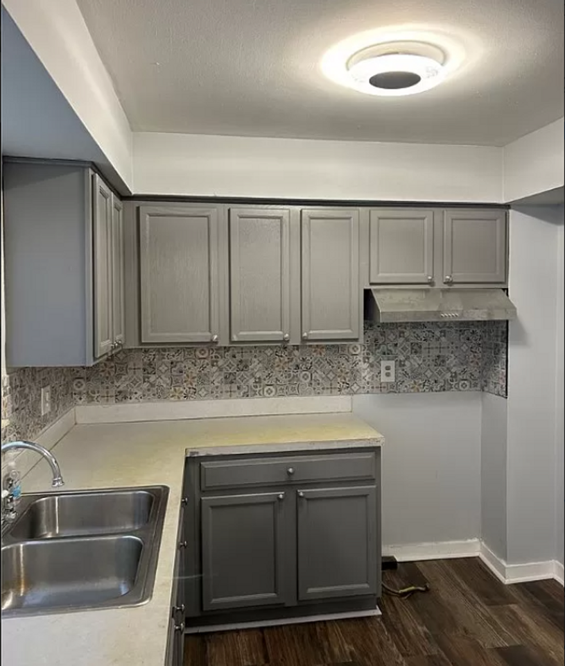 9409 Manor Ave - Photo 3 of 7