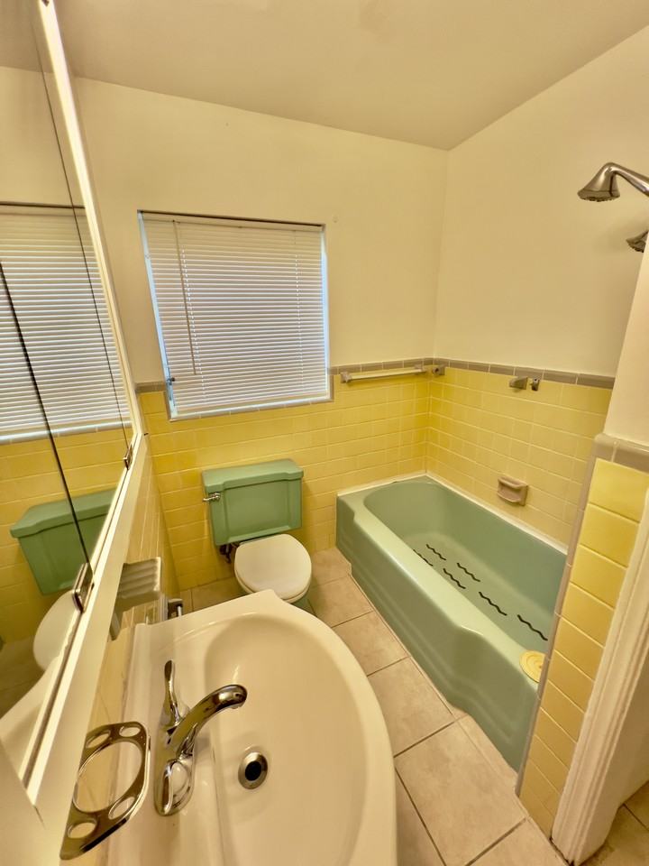 644 Se 5th St #NA - Photo 3 of 9