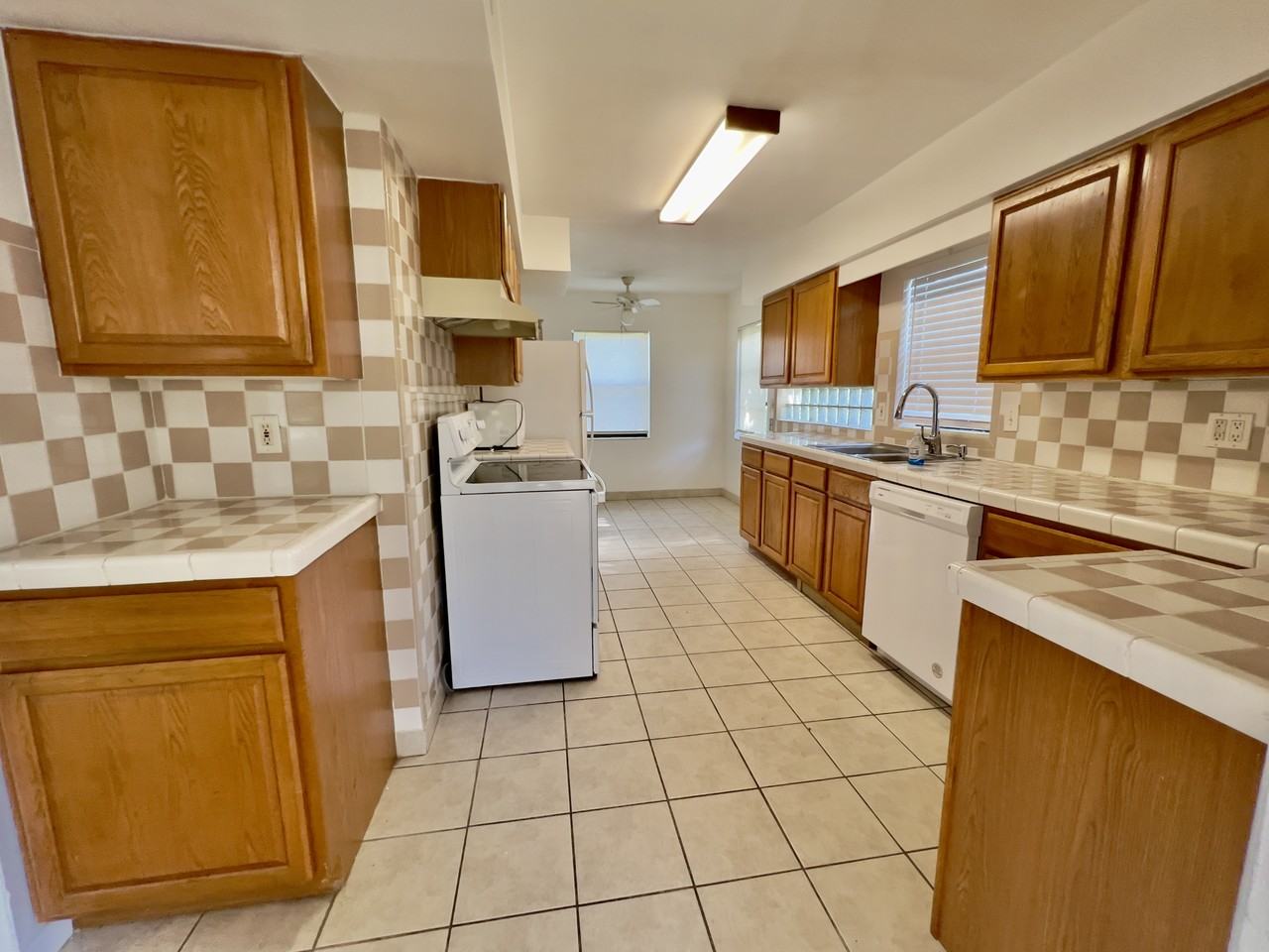 644 Se 5th St #NA - Photo 6 of 9