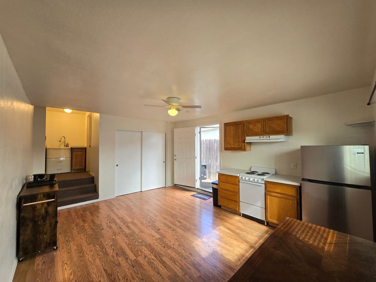 562 Jefferson Ave - Photo 2 of 8
