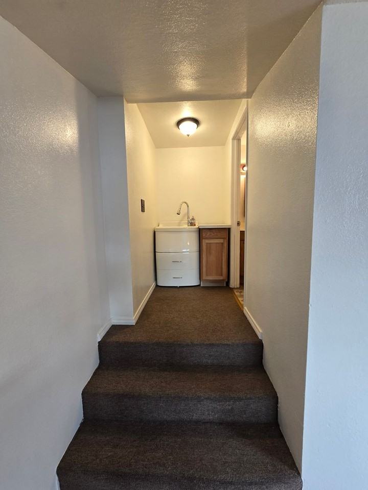 562 Jefferson Ave - Photo 3 of 8