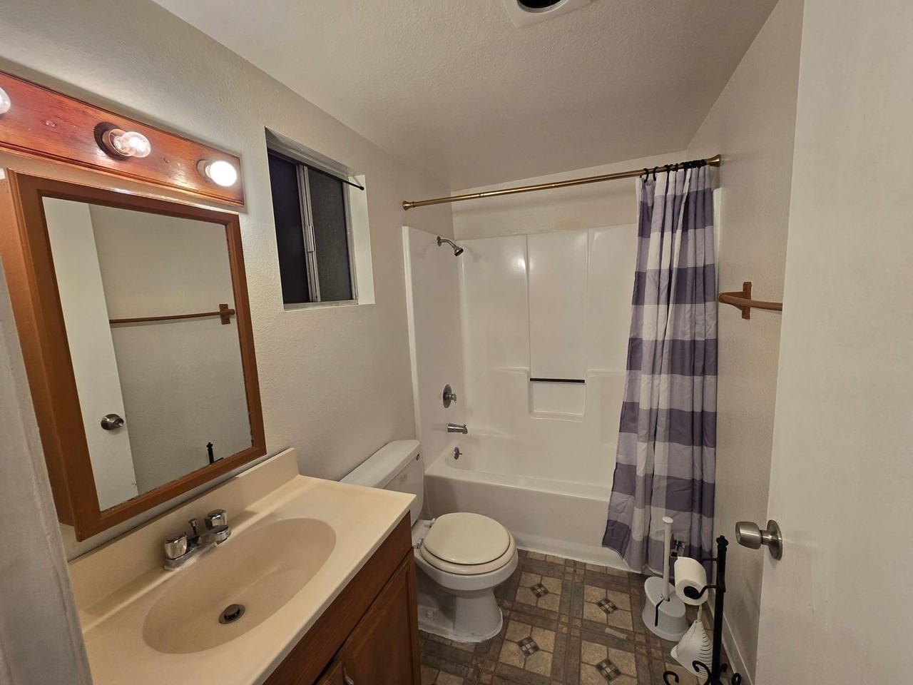 562 Jefferson Ave - Photo 7 of 8