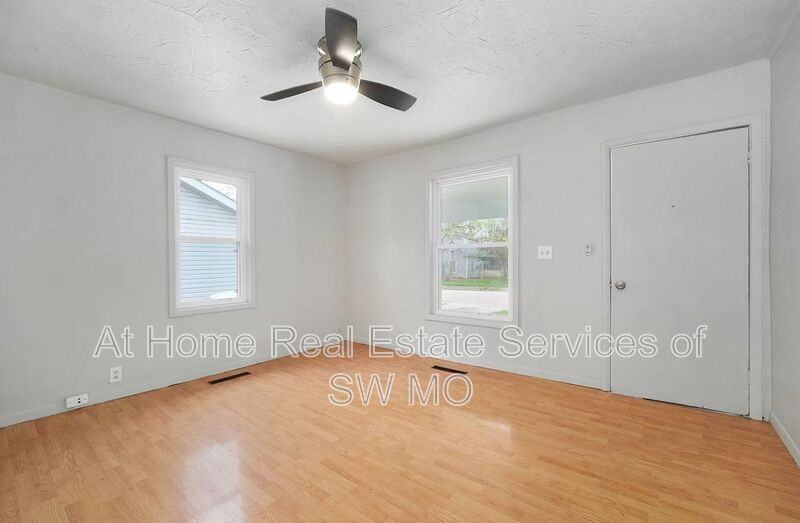 1621 W Lee St - Photo 2 of 9