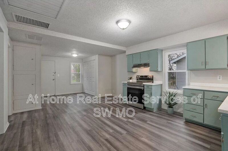 1621 W Lee St - Photo 3 of 9