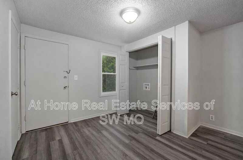 1621 W Lee St - Photo 4 of 9