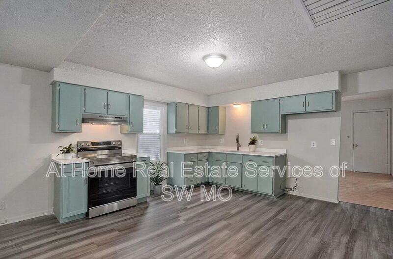 1621 W Lee St - Photo 6 of 9